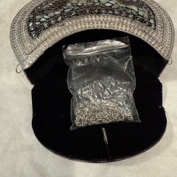 Stylish silver metal clutch bags / crossbody bag - Picture 3 of 7